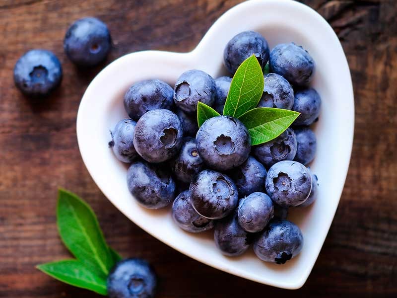 Dunkles Obst, z. B. Blaubeeren, sind ein super Booster für dein Immunsystem.