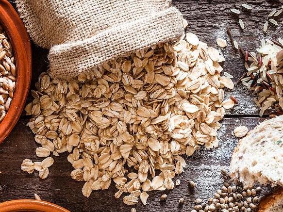 Sag‘ PMS den Kampf an! Mit ausreichend B-Vitaminen, Magnesium, Calcium und Omega-3-Fettsäuren gelingt das am besten. Lass' dir zum Beispiel Haferflocken schmecken!