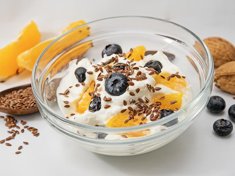 Magerquark enthält ungefähr 12,6 g Eiweiß pro 100 Gramm.