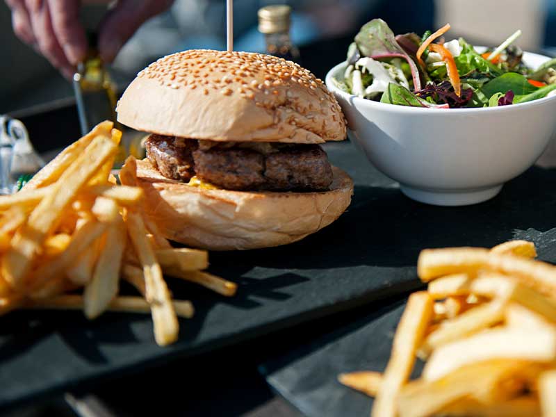 Ein Cheat Day pro Woche, noch besser nur ein Cheat Meal, reicht. Sonst ist dein Kaloriendefizit schnell wieder futsch.