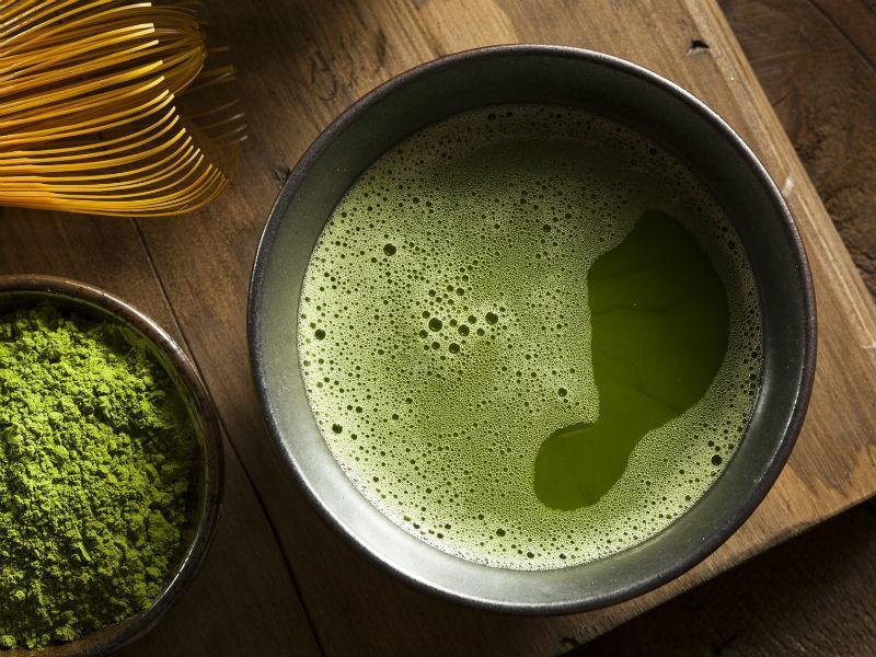 In der Sommer-Hitze sind ungesüßte Kräutertees oder grüner Tee am besten.