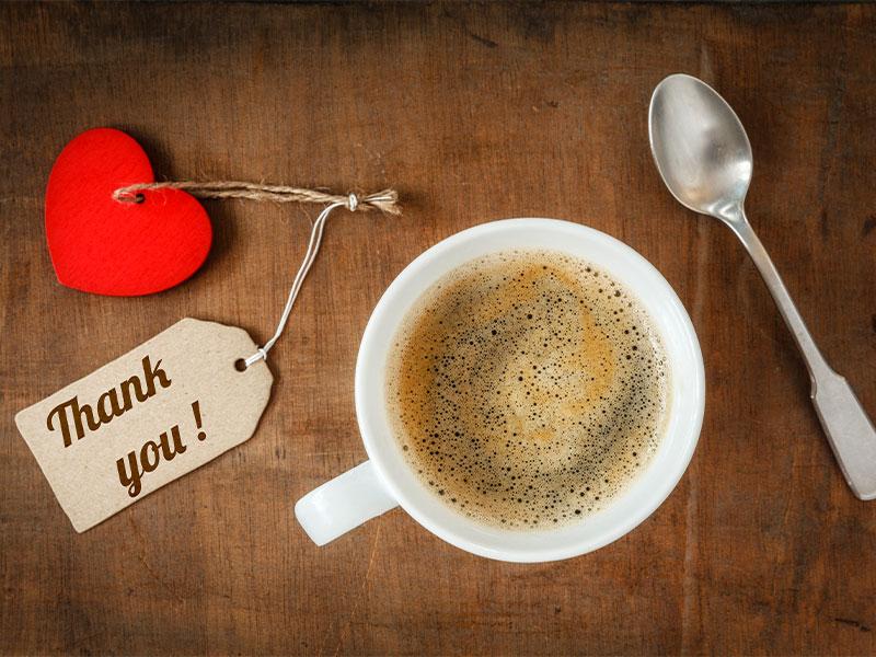Verknüpfe neue Gewohnheiten mit Abläufen, die du ohnehin jeden Tag machst, wie z. B. Kaffee trinken.
