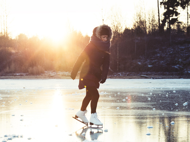 Gönne dir auch im Winter mindestens 1 Stunde Tageslicht – z. B. beim Schlittschuh laufen!
