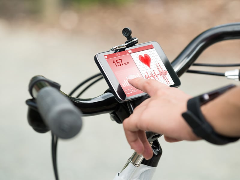 Person misst Herzfrequenz beim Fahrradfahren