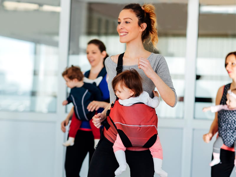 Viele Fitness First Clubs bieten spezielle Mutter-Kind-Kurse ab 5 Monaten an.