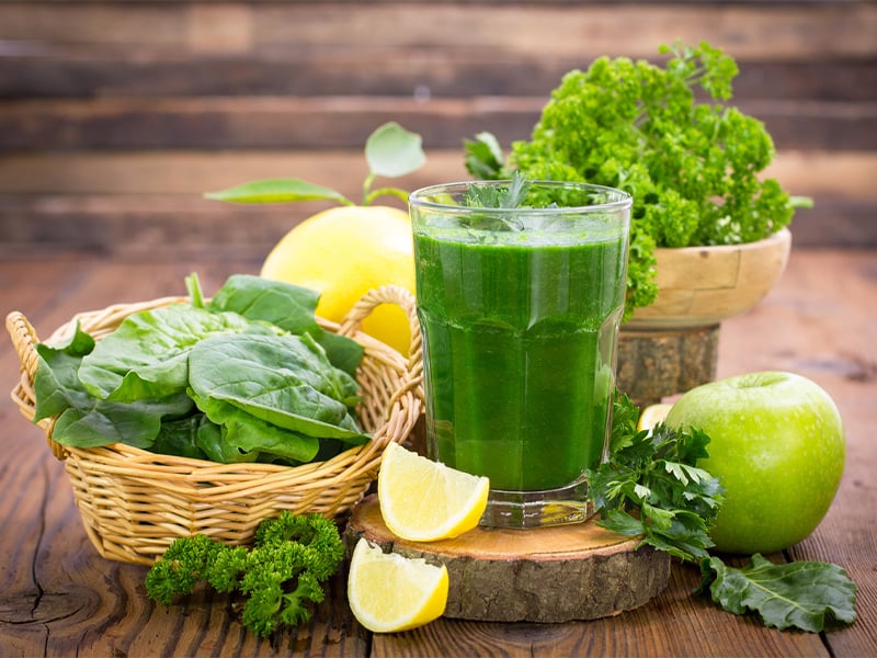 Sag‘ PMS den Kampf an! Mit ausreichend B-Vitaminen, Magnesium, Calcium und Omega-3-Fettsäuren gelingt das am besten. Lass' dir zum Beispiel grünes Blattgemüse schmecken!
