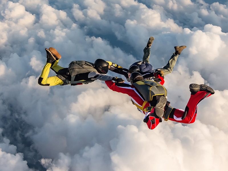 Heute holst du dir einen Adrenalinkick, indem du eine „künstliche Angst“ erzeugst: z. B. beim Achterbahn fahren oder Bungee-Jumping.