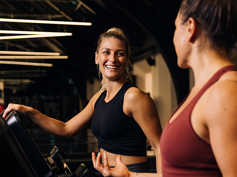 Trainiere im Gym zusammen mit einem Buddy! Eine:r benutzt das Laufband und der andere macht nebenbei die Kraft-Übungen.
