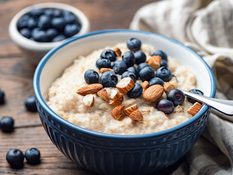 Während Porridge kurz kochen muss, werden die Haferflocken bei den Overnight Oats einfach mit Flüssigkeit vermischt und über Nacht im Kühlschrank eingeweicht.