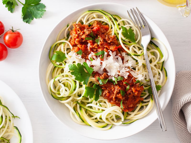 Fitness-Pasta: aus Zucchini-Nudeln mit veganer Bolognese eignen sich optimal für ein warmes veganes Mittagessen.