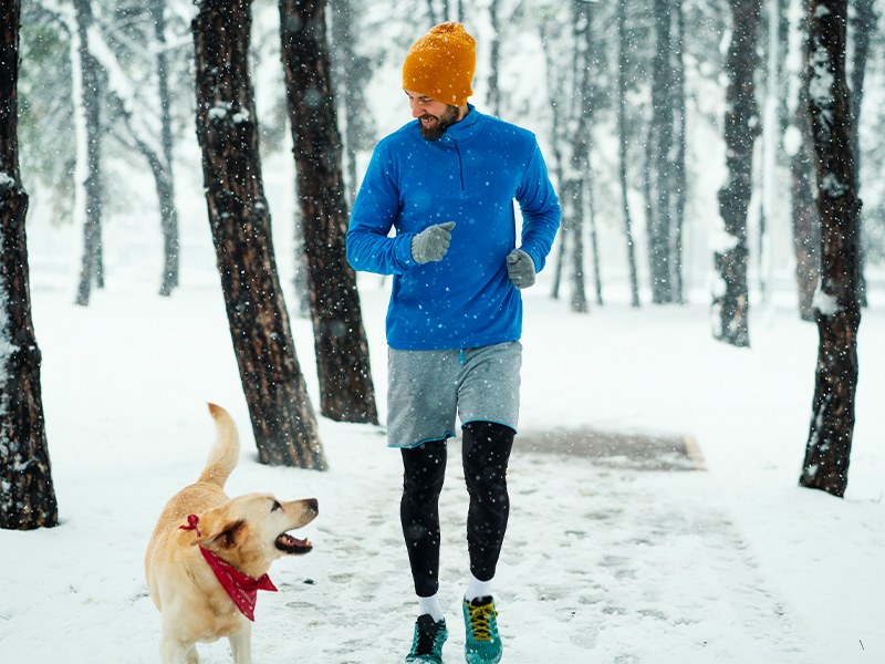 Fitness-Trends 2026: Kältetraining, wie z. B. draußen Laufen.