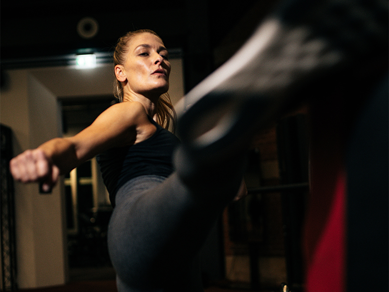 Beim Kickboxen legst du deine ganze Kraft in die Bewegungen. Dadurch merkst du aber auch, dass dein Geist „gereinigt“ wird. und du Stress abbaust.