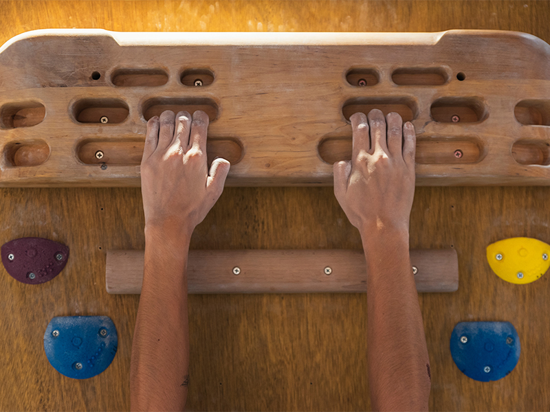 Mit bestimmten Boards und Brettern trainieren viele Kletterer in den eigenen vier Wänden ihre Fingerkraft. Du bringst es ähnlich wie eine Klimmzugstange fest und sicher an der Wand an.