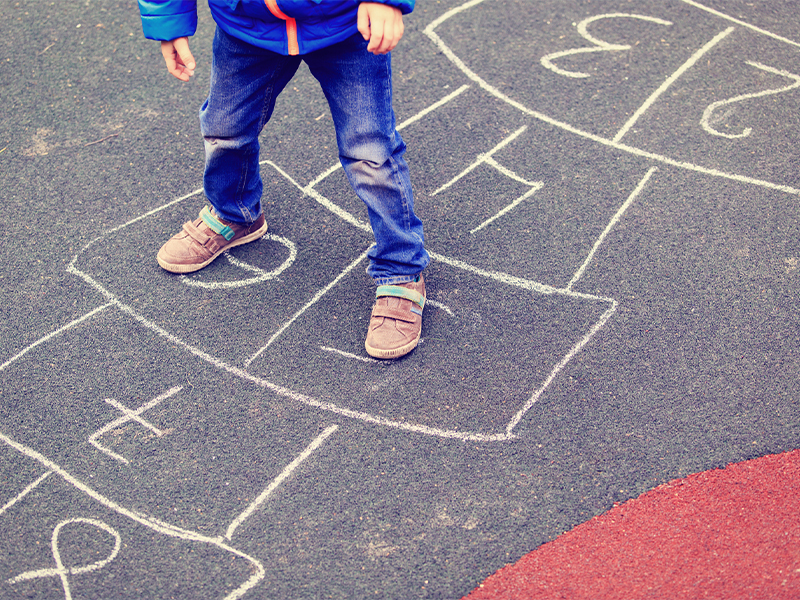 Im Haus, im Garten, auf dem (Indoor-)Spielplatz oder im Park: Spielt einfach gemeinsam mit euren Kindern!