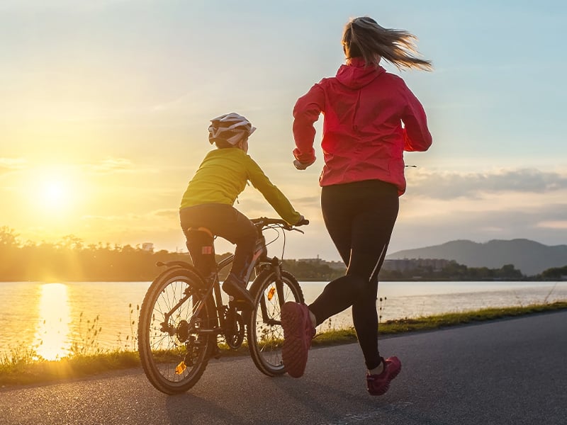 Ältere Kinder können dich beim Joggen auf ihrem (Lauf-)Rad oder Tretroller begleiten.