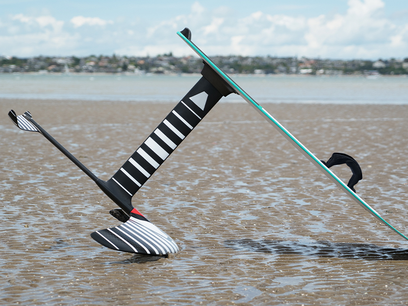 Foilboards sind Surfbretter, unter denen sich statt der Finne ein Hydrofoil befindet. Der besteht aus dem Mast (Schwert) und 2 Tragflügeln (Foils), die durch die Fuselage verbunden sind.