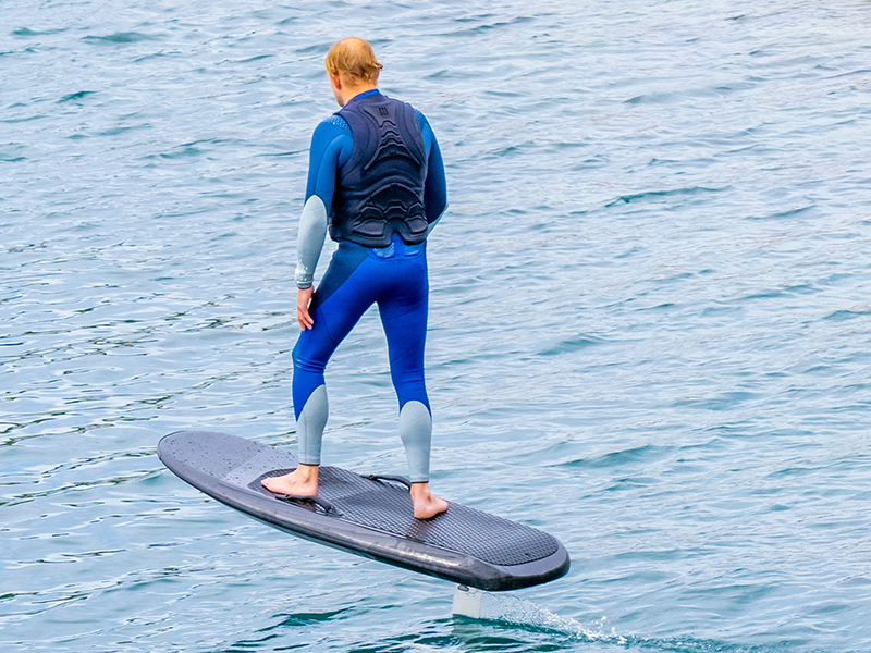 So geht Foil Surfen: Varianten, Boards, Workouts, FAQ + Ready to foil mit Fitness First.