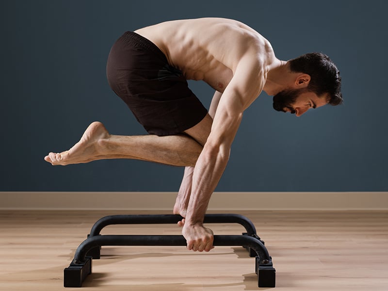 Was sind Parallettes, Trainingsschwerpunkte, Vorteile, 10-Minuten-Workout, Übungen für Anfänger:innen + Fortgeschrittene + FAQ.