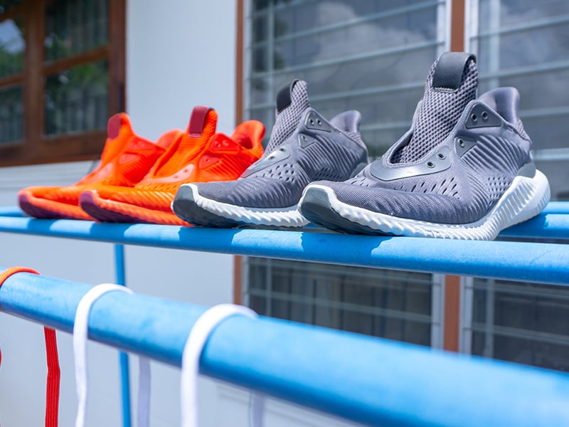 Stopfe deine Sportschuhe mit Zeitungspapier aus und lass' sie an der Luft – aber nicht in der prallen Sonne – trocknen.