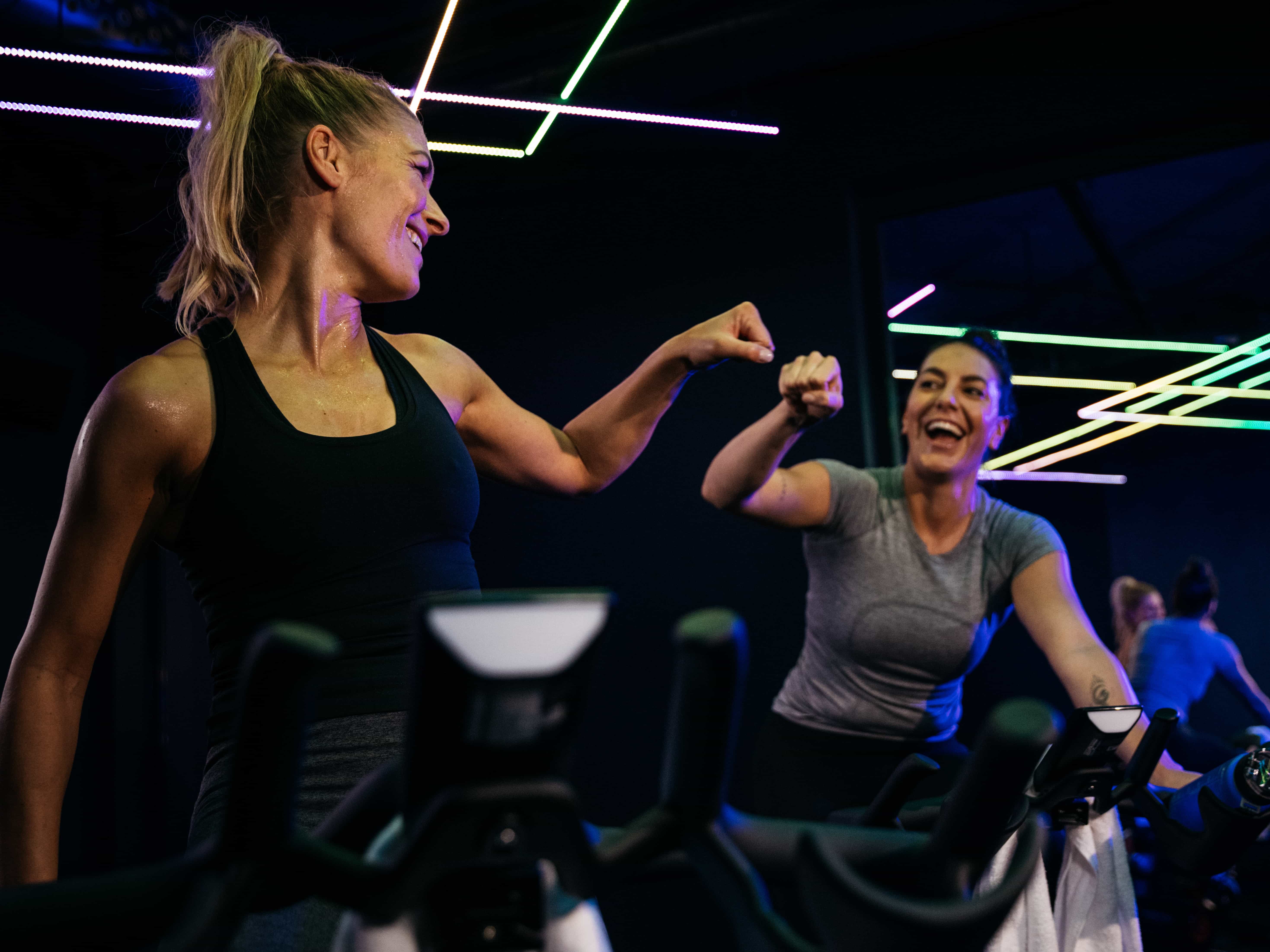 Statt einem schweißtreibenden Workout tun dir in der Lutealphase Fahrradfahren & Co. gut.