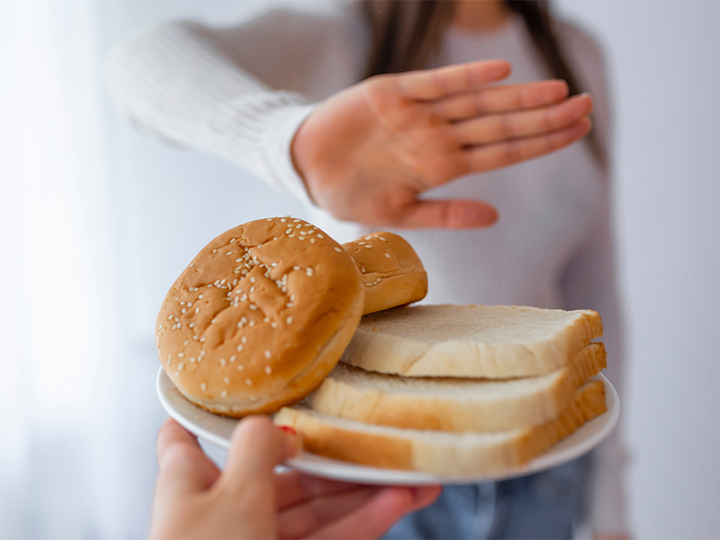 Einfache Kohlenhydrate solltest du in Maßen genießen, wie z. B. Weißbrot.