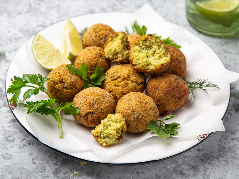 Leicht und proteinreich: Genieß am Abend eiweißreiche vegane Speisen wie z. B. Linsenbällchen oder Falafel.