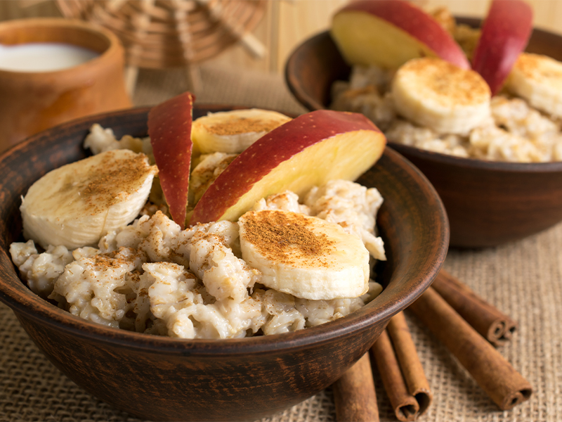 Porridge ist eine beliebte Haferbrei-Variante, mit der du deinen Morgen healthy und energiegeladen beginnst.