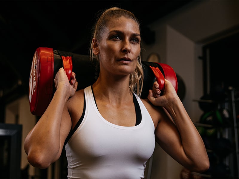 Fülle einfach Sand oder Kies in Beutel und beschwere damit dein Rucking-Workout (in deinen Fitness First Clubs gibt es übrigens dafür extra Sandbags).