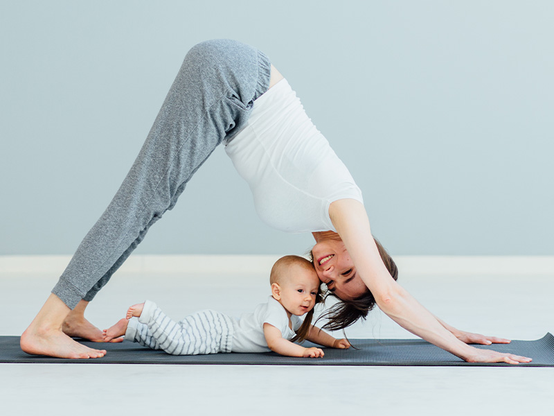 Mit Yoga-Übungen stärkst du schonend deinen Beckenboden, verbesserst deine Mobility und optimierst deine innere Balance.