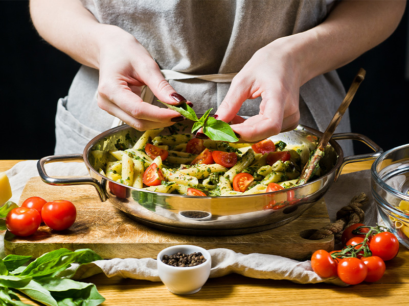 Ob du nun das Frühstück zubereitest oder das Abendessen kochst: Schau' dir mal genau an, wie die Nahrungsmittel aussehen und sich anfühlen.