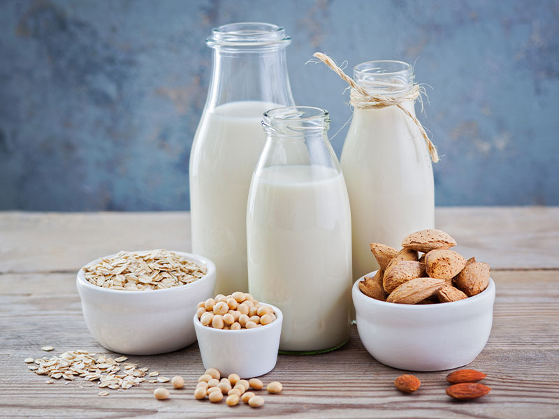 Milch-Alternativen mit Pflanzen für Veganer:innen im Check.