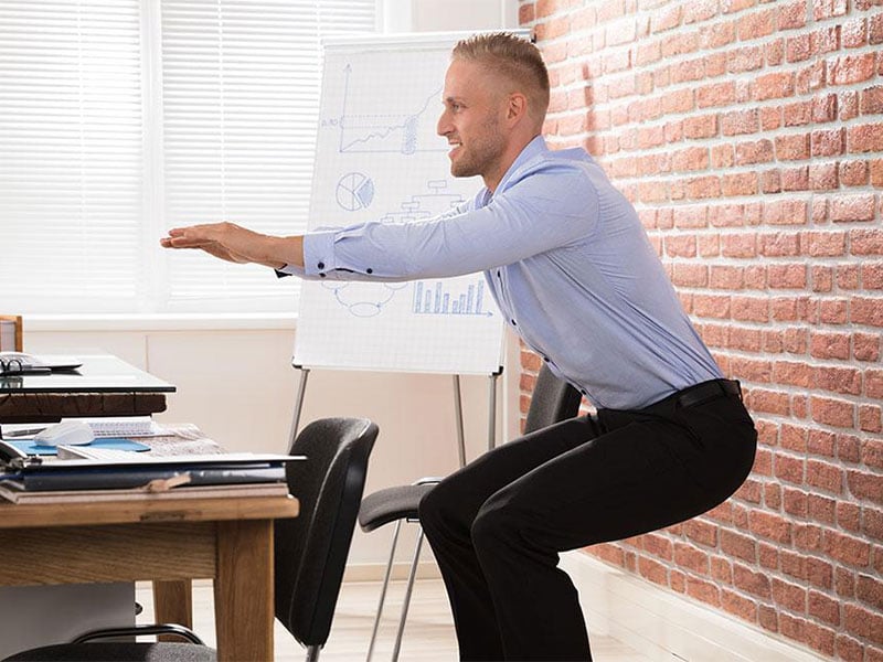 Ein kleines Workout in der Mittagspause holt dich aus der starren Sitzposition.
