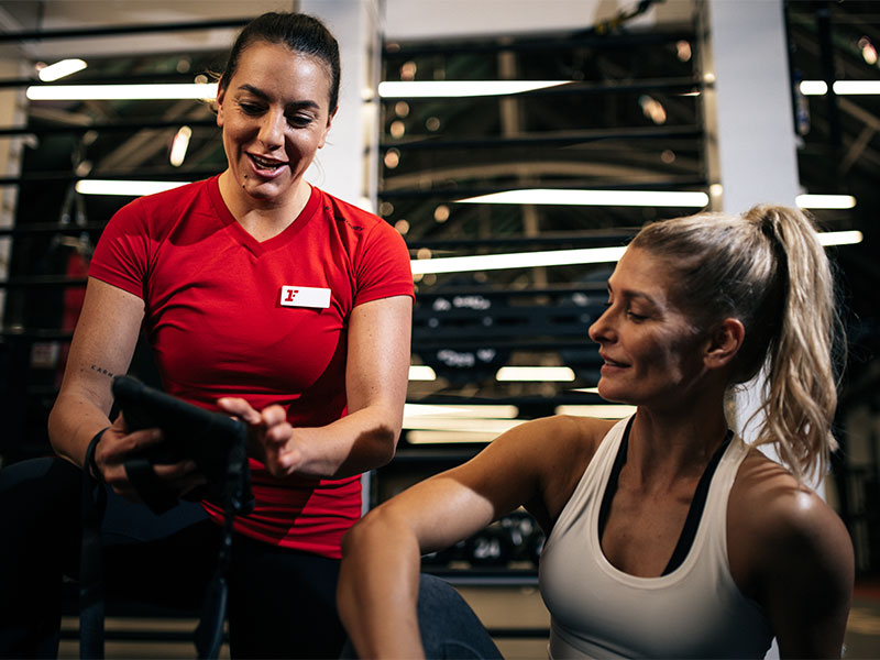Egal ob du eine Couch Potato bist oder z. B. nach langer Pause wieder ins Krafttraining einsteigen willst – ein sorgfältig ausgearbeiteter Trainingsplan gibt dir die nötige Struktur und eine langfristige Perspektive.