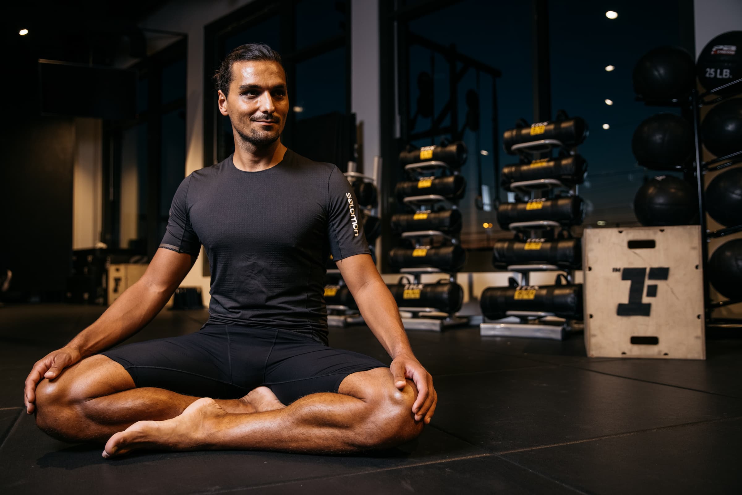 Am Anfang nimmst du dir beim Yoga jede Haltung einzeln vor, um sie genau zu beherrschen. Erst dann reihst du mehrere Asanas zu einem sogenannten Flow zusammen.