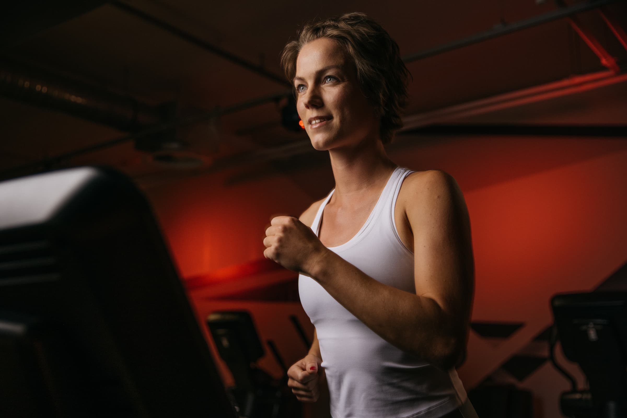 Wirkung und Vorteile vom Laufband, Einsteiger:innen-Tipps, Workouts & Übungen, Trainingsplan + FAQ.