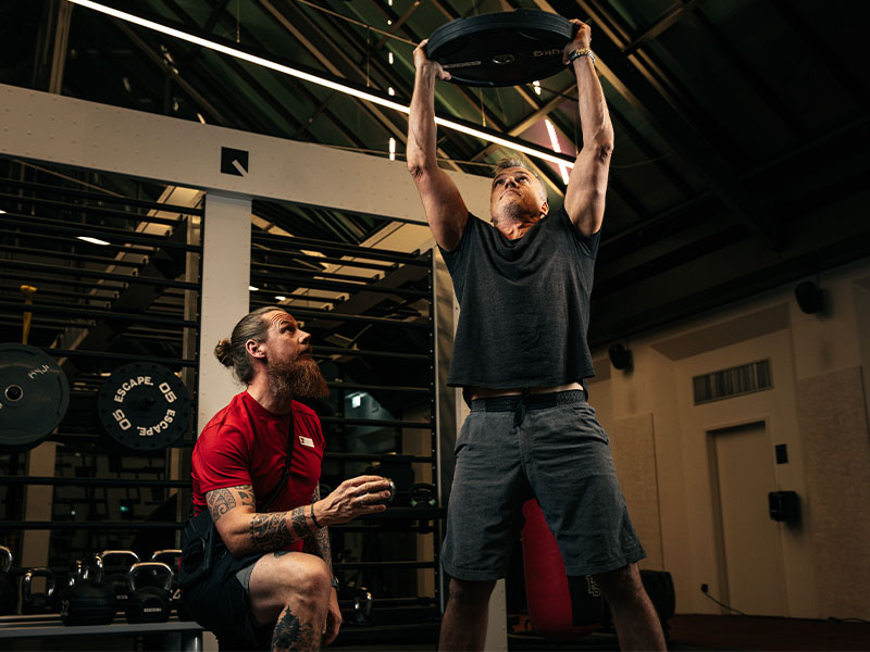 Lass‘ dich beim Maximalkrafttraining auf jeden Fall von erfahrenen Coaches unterstützen!
