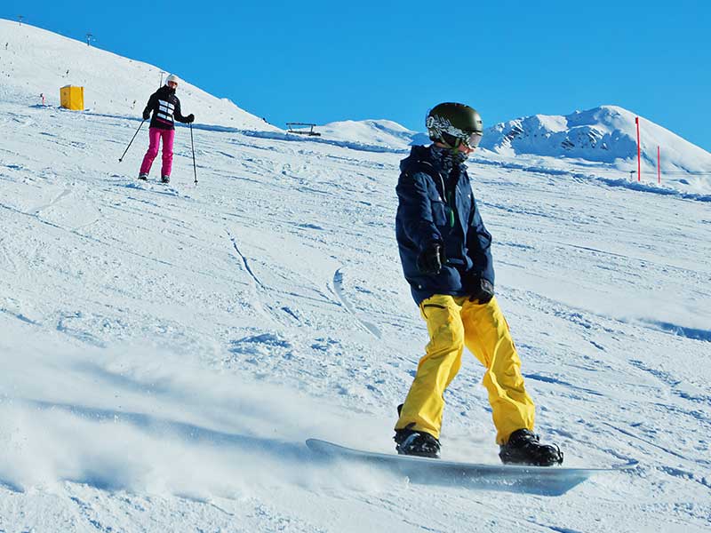 Während Skifahren anfangs mehr auf die Beine geht, forderst du beim Snowboarden eher deine Rumpf-Muskulatur.