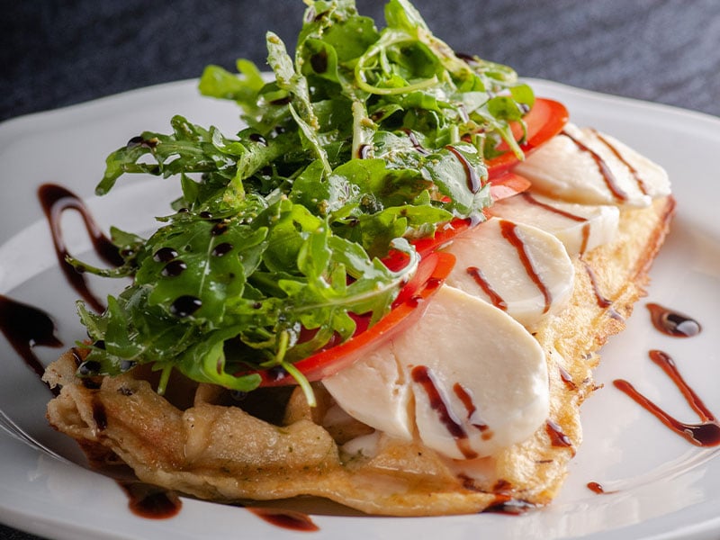 Diese Pancakes mit Magerquark, Tomate & Mozzarella sind eine super Alternative zur süßen Variante.