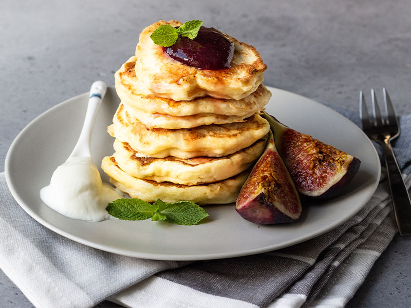 Diese fruchtigen Pancakes mit Whey-Pulver, Banane & Feigen bereitest du in nur 18 Minuten zu.