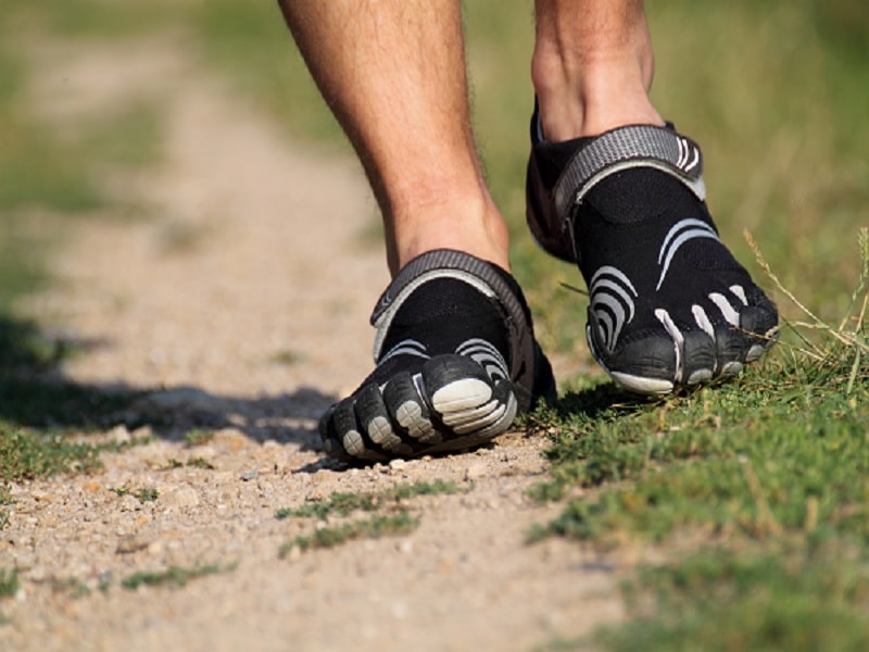 Wenn du’s gewohnt bist, probiere Slow Jogging ruhig mal barfuß mit Barfuß-Schuhen!