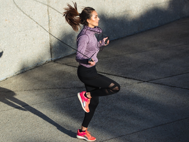 Um bei Calisthenics ein paar Kalorien mehr zu verbrennen, baust du zusätzlich Cardio-Elemente ein – z. B. Seilsprünge.