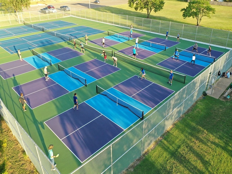 Skinny Singles ist eine Variante von Pickleball, bei der du nur zu zweit spielst und die schmale Seite des Spielfelds nutzt.