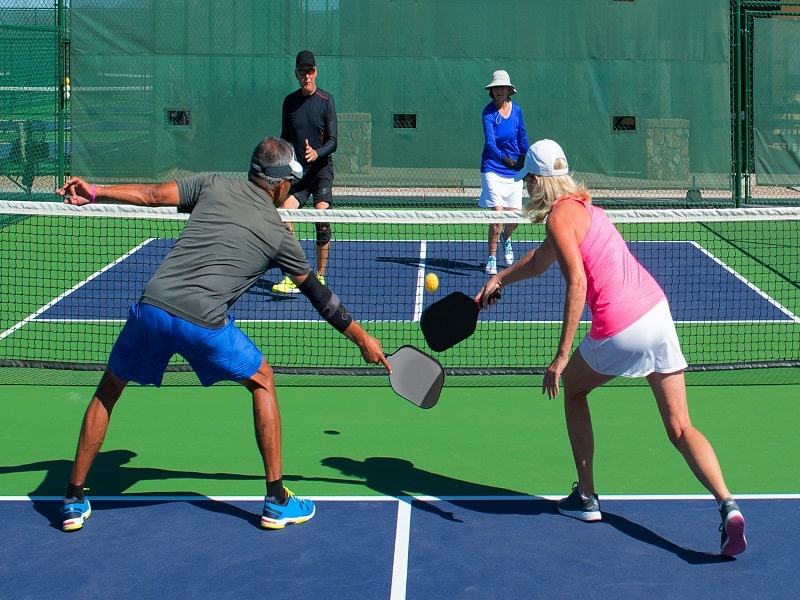 Jedes Pickleball-Team besteht aus 1 oder 2 Spieler:innen, die jeweils auf der gegenüberliegenden Seite des Netzes stehen.