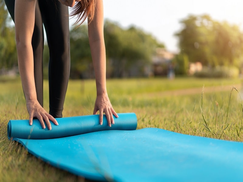 Ideal für Outdoor-Yoga ist eine extra Yogamatte, die du für draußen verwendest. Sie sollte etwas dicker und stabiler sein.