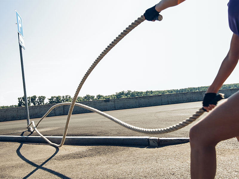 Die Halterung für dein Battle Rope muss auf jeden Fall stabil sein. Ein glatter, runder Metall-Pfosten oder eine schwere Kettlebell sind gute Anker.
