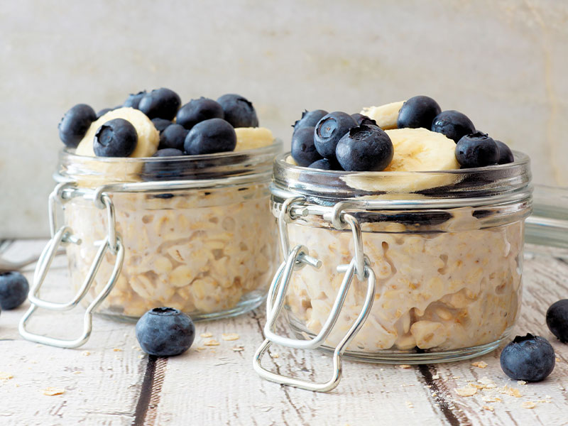 Antientzündliches Frühstück: Overnight Oats mit Beeren, Leinsamen und Wealnüssen.