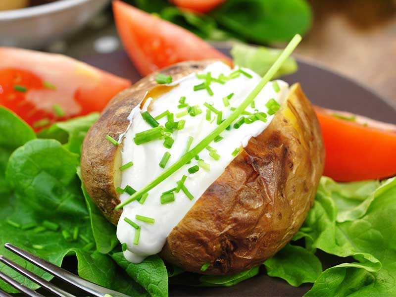 Würz‘ deinen Quark mit Kräutern, Gewürzen, Tomatenmark, Senf, Mais oder Zwiebeln! So kreierst du einen leckeren Dip, der perfekt zu Kartoffeln passt.
