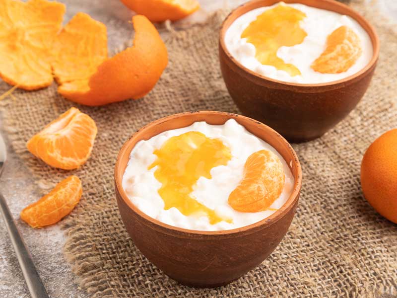 Für etwas mehr Süße verrührst du deinen Quark am besten mit Honig oder Ahornsirup. Frisches Obst wie Mandarinen machen deinen Quark angenehm frisch.