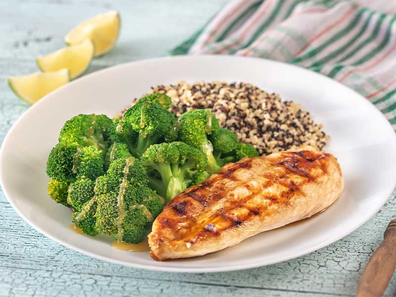 Low Carb heißt wenig Kohlenhydrate, dafür mehr Eiweiß und gesundes Fett.