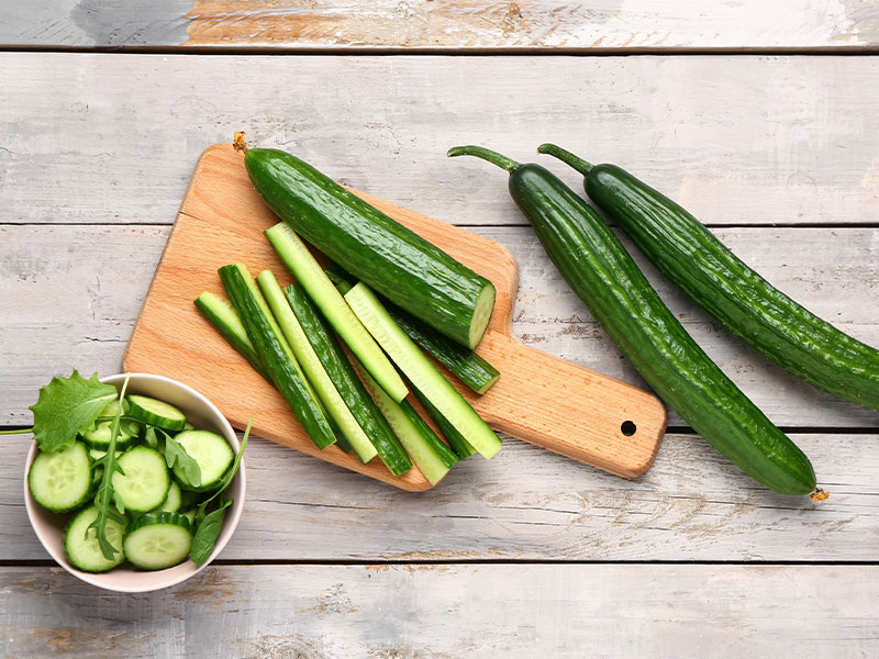 Gurken-Diät: Gurken haben viel Wasser und wenig Kalorien. Dazu enthalten sie einige wichtige Vitamine und Mineralien.